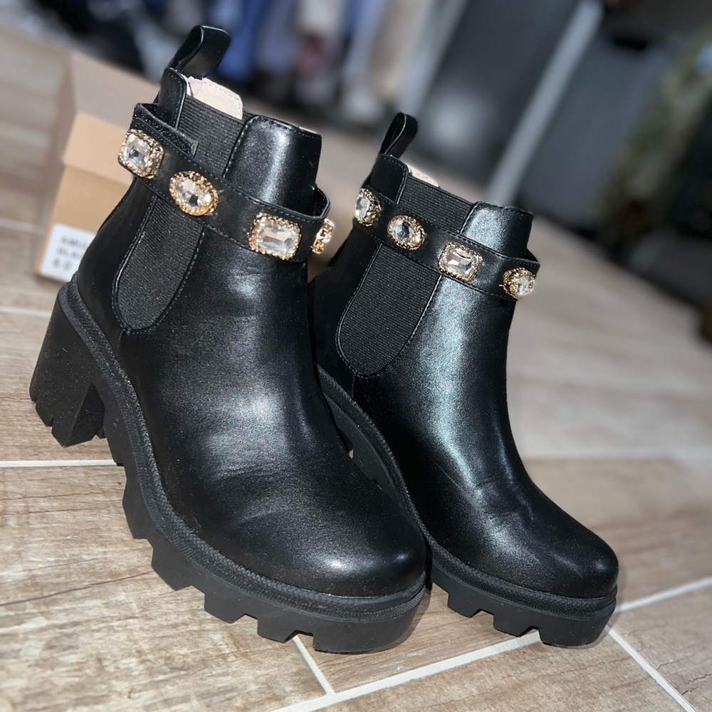 Steve Madden Amulet 6